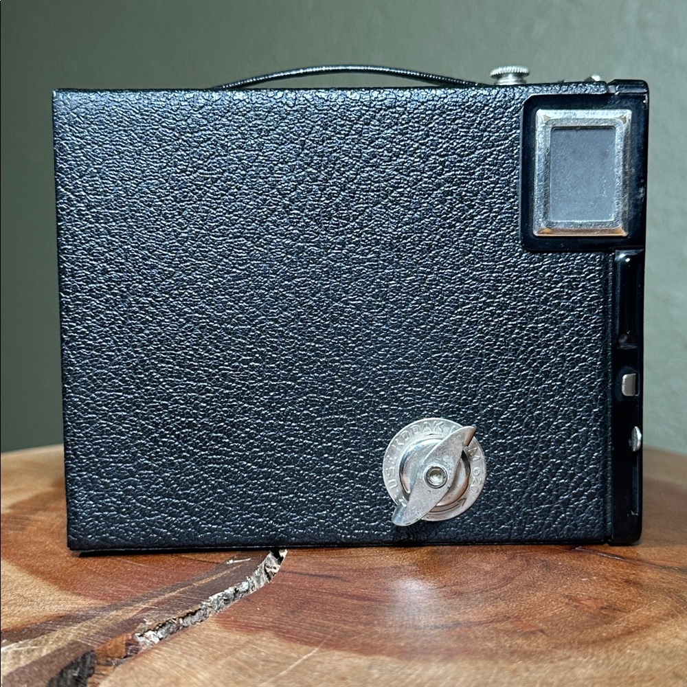 KODAK Six-20 Brownie Junior Art Deco Camera W/ MYSTERY FILM! - Picture 4 of 16